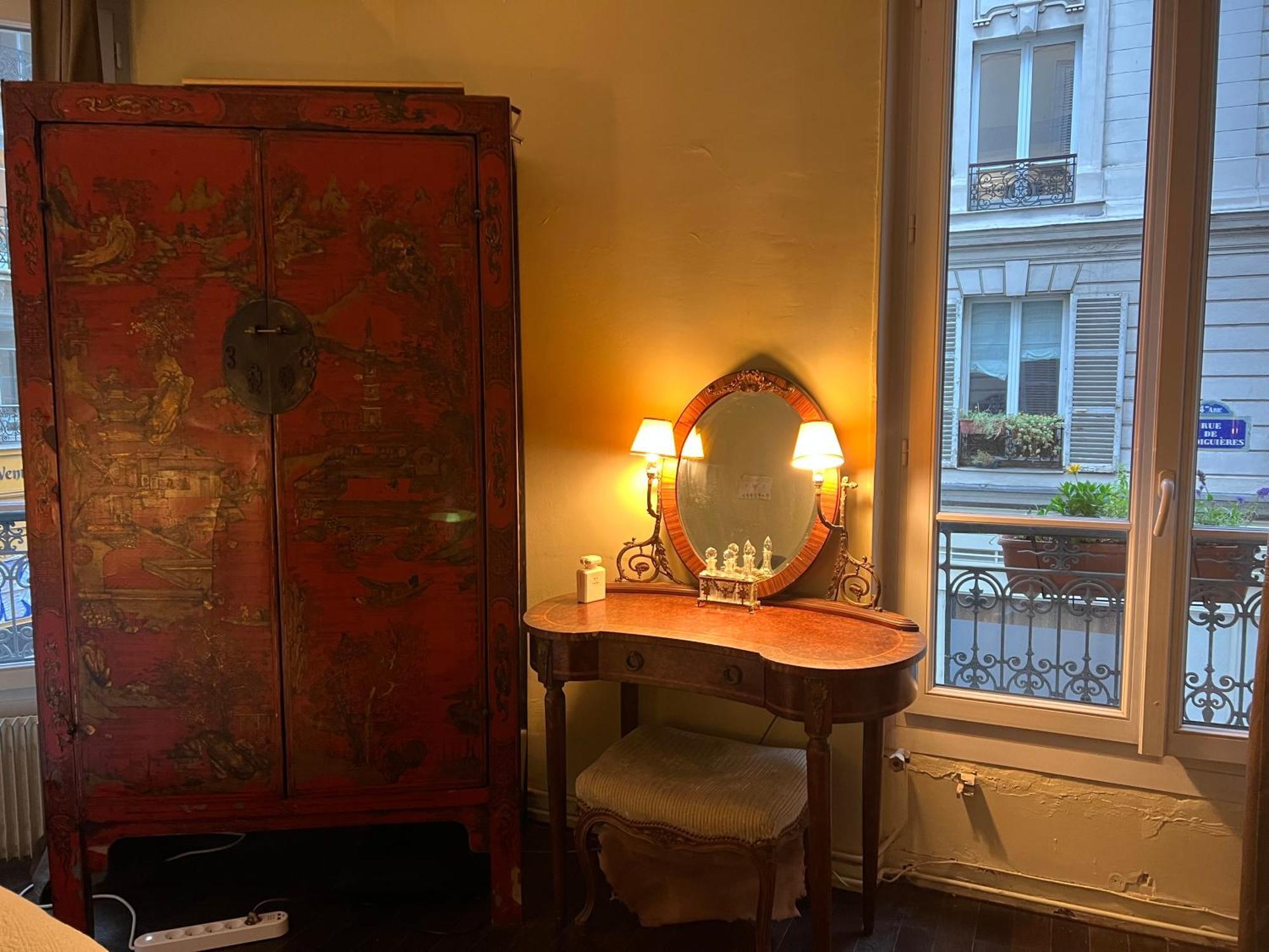 Large Parisian Duplex Guest house